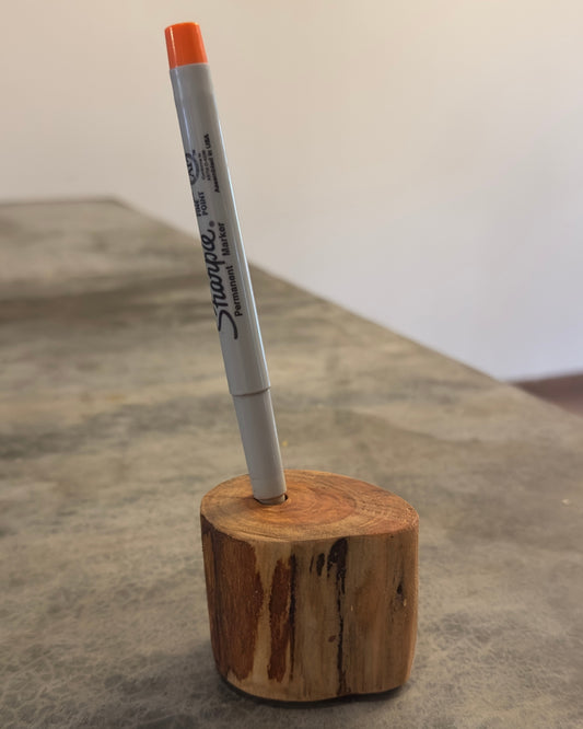 Porta lápiz artesanal de madera natural